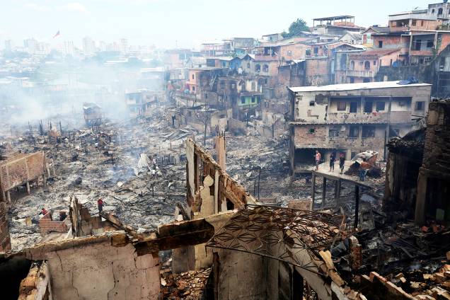 Incêndio de grandes proporções atingiu o bairro de Educandos, zona sul de Manaus (AM), destruindo cerca de 600 casas - 18/12/2018 Incêndio de grandes proporções atingiu o bairro de Educandos, zona sul de Manaus (AM), destruindo cerca de 600 casas - 18/12/2018