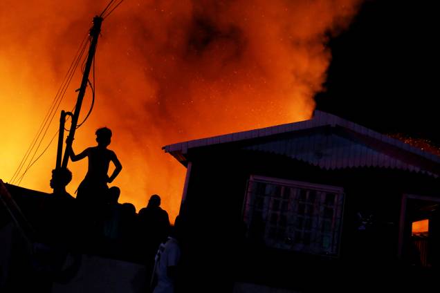 Silhuetas de moradores são vistas durante incêndio de grandes proporções em residência do bairro Educandos, localizado na zona sul de Manaus (AM) - 17/12/2018 Silhuetas de moradores são vistas durante incêndio de grandes proporções em residência do bairro Educandos, localizado na zona sul de Manaus (AM) - 17/12/2018