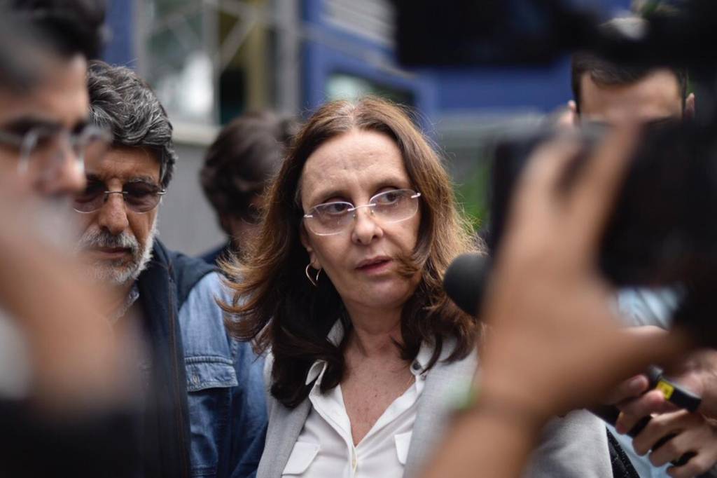 Irmã de Aécio fica em silêncio durante depoimento na Polícia Federal