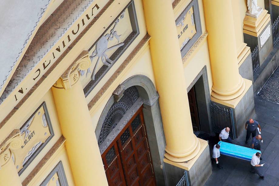 Corpo é retirado da Catedral Metropolitana de Campinas (SP), após homem abrir fogo e matar cinco pessoas no local - 11/12/2018