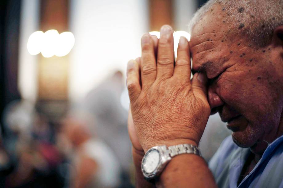 Homem reza na Catedral Metropolitana de Campinas (SP), durante missa em homenagem às vítimas de ataque cometido por atirador no local - 12/12/2018