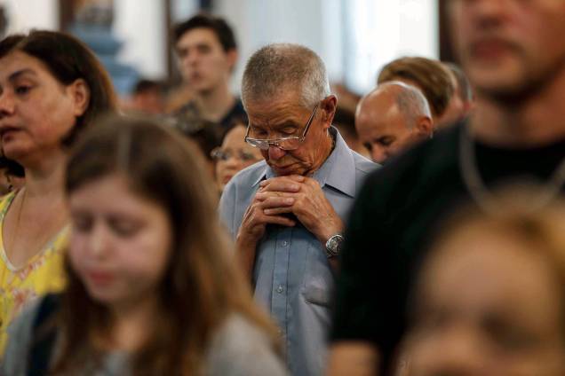 Homem reza na Catedral Metropolitana de Campinas (SP), durante missa em homenagem às vítimas de ataque cometido por atirador no local - 12/12/2018 Homem reza na Catedral Metropolitana de Campinas (SP), durante missa em homenagem às vítimas de ataque cometido por atirador no local - 12/12/2018