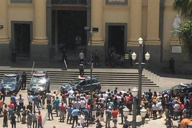 Pessoas se aglomeram na frente da Catedral de Campinas após atirador abrir fogo contra fiéis durante a missa - 11/12/2018 Pessoas se aglomeram na frente da Catedral de Campinas após atirador abrir fogo contra fiéis durante a missa - 11/12/2018