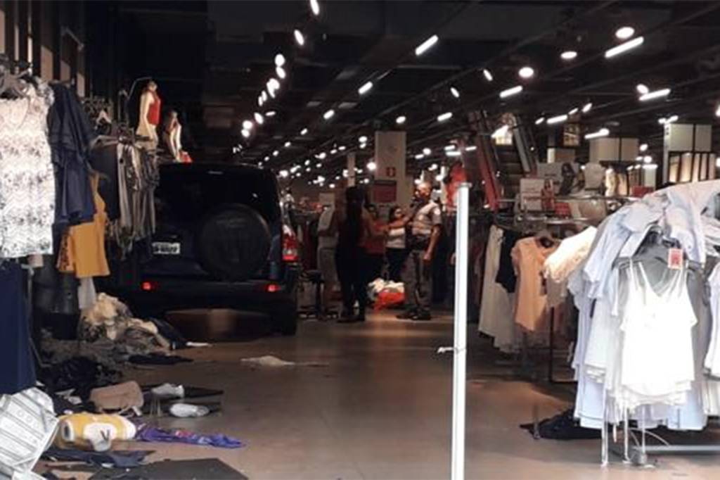 Idoso erra manobra de carro, invade loja e atropela duas pessoas