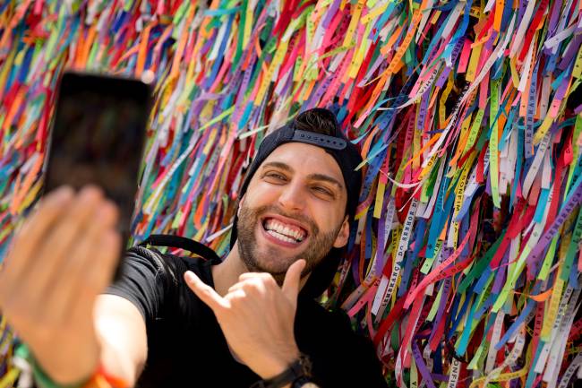 Turista tira selfie com celular