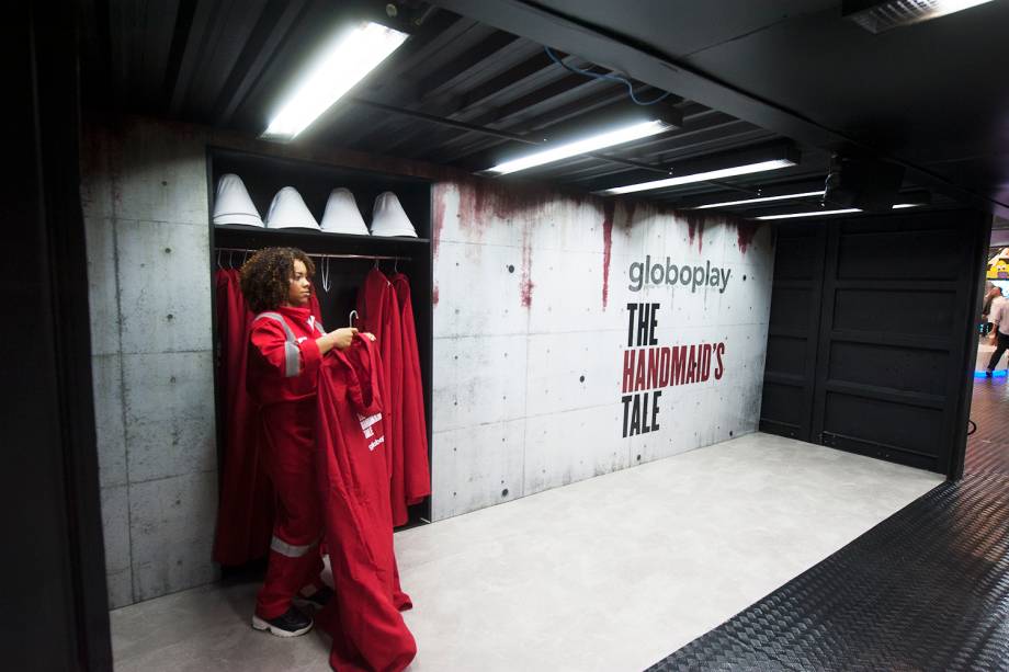 Visitantes podem interagir com a série 'The Handmaid's Tale', no estande da Globoplay na Comic Con Experience, realizada na São Paulo Expo - 04/12/2018