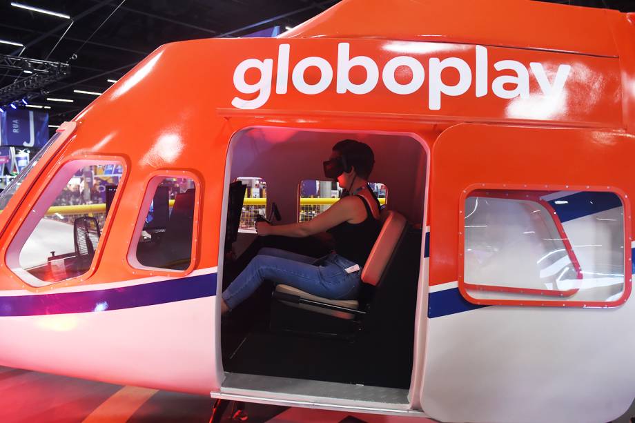 Visitantes podem interagir com a série 'Ilha de Ferro', através de simulador em helicóptero montado no estande da Globoplay durante a Comic Con Experience, realizada na São Paulo Expo - 04/12/2018