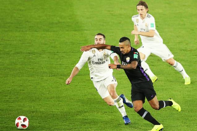Dani Carvajal, do Real Madrid, disputa lance com Caio, do Al Ain, durante a final do Mundial de Clubes da FIFA - 22/12/2018 Dani Carvajal, do Real Madrid, disputa lance com Caio, do Al Ain, durante a final do Mundial de Clubes da FIFA - 22/12/2018