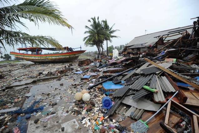 Um barco é visto em terra na aldeia Teluk, em Labuan, subdistrito na província de Banten, depois de um tsunami na Indonésia - 26/12/2018 Um barco é visto em terra na aldeia Teluk, em Labuan, subdistrito na província de Banten, depois de um tsunami na Indonésia - 26/12/2018