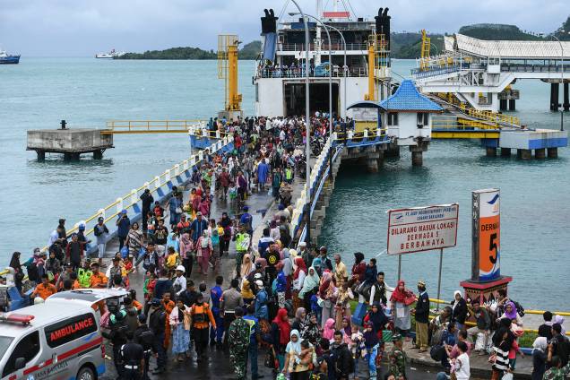 Moradores desembarcam de uma balsa depois de serem evacuados da Ilha Sebesi, em Bakauheni, província de Lampung, após o tsunami que atingiu a Indonésia - 26/12/2018 Moradores desembarcam de uma balsa depois de serem evacuados da Ilha Sebesi, em Bakauheni, província de Lampung, após o tsunami que atingiu a Indonésia - 26/12/2018