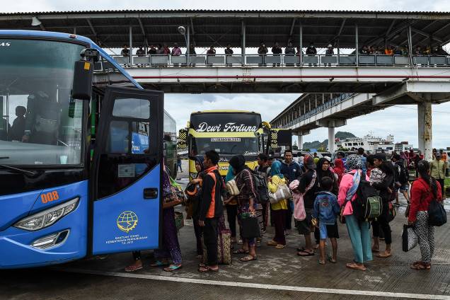 Moradores embarcam em um ônibus no porto de balsas após serem evacuados da Ilha Sebesi, em Bakauheni, província de Lampung, devido ao estrago do tsunami que atingiu a Indonésia - 26/12/2018 Moradores embarcam em um ônibus no porto de balsas após serem evacuados da Ilha Sebesi, em Bakauheni, província de Lampung, devido ao estrago do tsunami que atingiu a Indonésia - 26/12/2018