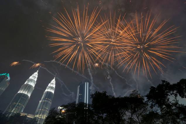 Fogos de artifício explodem próximo as Torres Gêmeas Petronas em Kuala Lumpur, Malásia- 01/01/2019 Fogos de artifício explodem próximo as Torres Gêmeas Petronas em Kuala Lumpur, Malásia- 01/01/2019