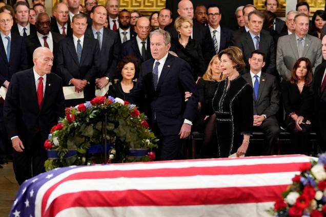 George W. Bush, ex-presidente americano, e sua esposa Laura Bush, acompanham o funeral de George H.W. Bush na rotunda do Capitólio dos Estados Unidos, em Washington - 03/12/2018 George W. Bush, ex-presidente americano, e sua esposa Laura Bush, acompanham o funeral de George H.W. Bush na rotunda do Capitólio dos Estados Unidos, em Washington - 03/12/2018