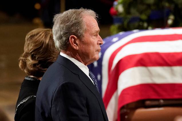 George W. Bush, ex-presidente americano, e sua esposa Laura Bush, acompanham o funeral de George H.W. Bush na rotunda do Capitólio dos Estados Unidos, em Washington - 03/12/2018 George W. Bush, ex-presidente americano, e sua esposa Laura Bush, acompanham o funeral de George H.W. Bush na rotunda do Capitólio dos Estados Unidos, em Washington - 03/12/2018