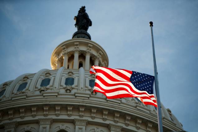 Bandeira americana é vista a meio-mastro, durante funeral do ex-presidente americano George H.W. Bush, na rotunda do Capitólio americano, em Washington - 03/12/2018 Bandeira americana é vista a meio-mastro, durante funeral do ex-presidente americano George H.W. Bush, na rotunda do Capitólio americano, em Washington - 03/12/2018