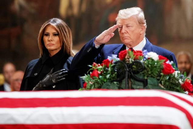 O presidente americano Donald Trump e a primeira-dama Melania Trump comparecem ao funeral do ex-presidente George H.W. Bush, na rotunda do Capitólio americano, em Washington - 03/12/2018 O presidente americano Donald Trump e a primeira-dama Melania Trump comparecem ao funeral do ex-presidente George H.W. Bush, na rotunda do Capitólio americano, em Washington - 03/12/2018
