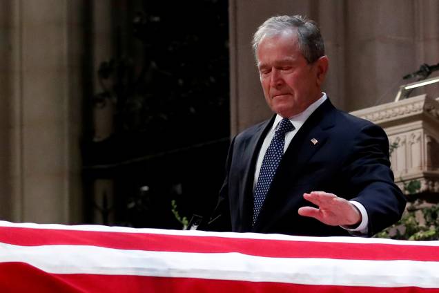 Ex-presidente George W. Bush chora sobre o caixão de seu pai, George H.W. Bush durante funeral na Catedral Nacional em Washington, Estados Unidos - 05/12/2018 Ex-presidente George W. Bush chora sobre o caixão de seu pai, George H.W. Bush durante funeral na Catedral Nacional em Washington, Estados Unidos - 05/12/2018