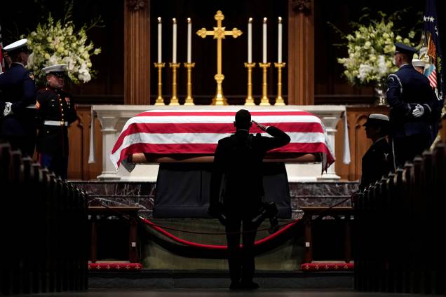 Pessoas prestam homenagem ao ex-presidente George H.W. Bush em seu funeral realizado na Catedral Nacional em Washington, Estados Unidos - 05/12/2018 Pessoas prestam homenagem ao ex-presidente George H.W. Bush em seu funeral realizado na Catedral Nacional em Washington, Estados Unidos - 05/12/2018