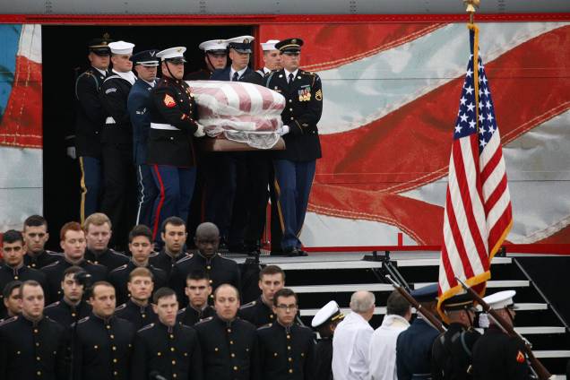 Caixão do ex-presidente americano George H.W. Bush é retirado de Trem fúnebre da Union Pacific e levado para a Universidade em College Station, Texas - 06/12/2018 Caixão do ex-presidente americano George H.W. Bush é retirado de Trem fúnebre da Union Pacific e levado para a Universidade em College Station, Texas - 06/12/2018