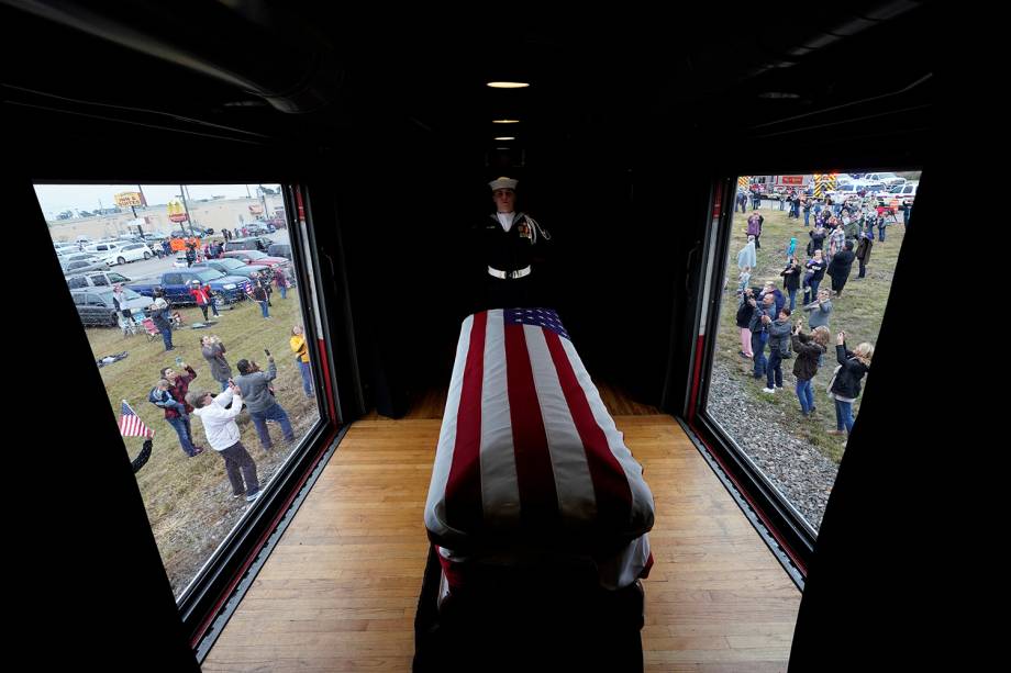 Pessoas prestam homenagem ao ex-presidente George H.W. Bush em College Station, Texas - 06/12/2018