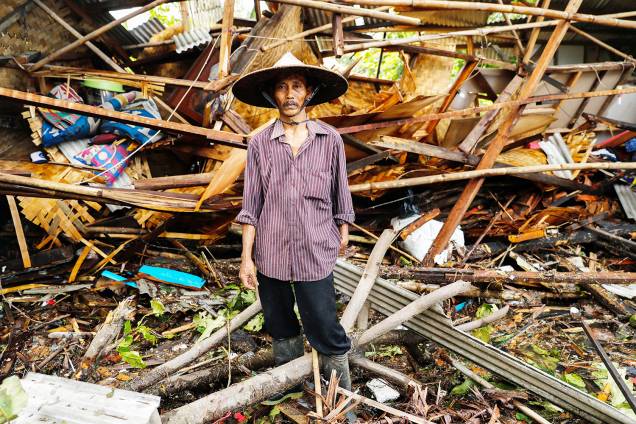 Homem é visto na frente de sua casa destruída após forte tsunami atingir a regência de Pandeglang, localizada na província de Banten, na Indonésia - 24/12/2018 Homem é visto na frente de sua casa destruída após forte tsunami atingir a regência de Pandeglang, localizada na província de Banten, na Indonésia - 24/12/2018