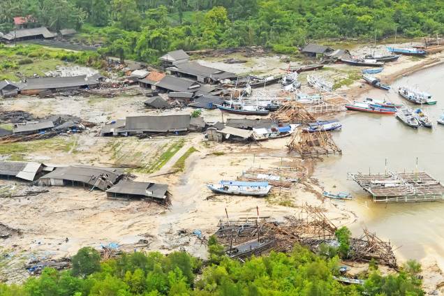 Vista aérea mostra residências destruídas após forte tsunami atingir a regência de Pandeglang, localizada na província de Banten, na Indonésia - 24/12/2018 Vista aérea mostra residências destruídas após forte tsunami atingir a regência de Pandeglang, localizada na província de Banten, na Indonésia - 24/12/2018