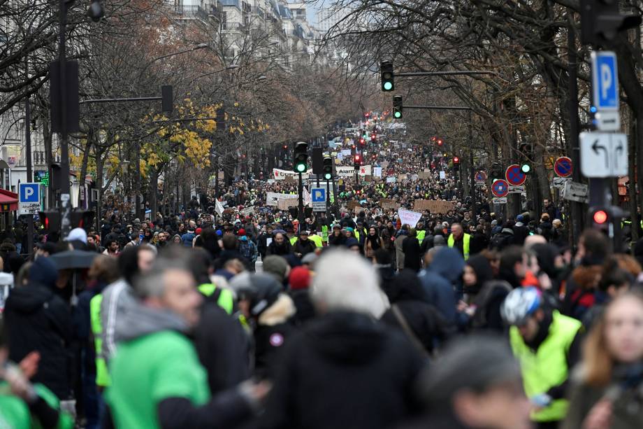 Pessoas participam de manifestação em Paris, França - 08/12/2018