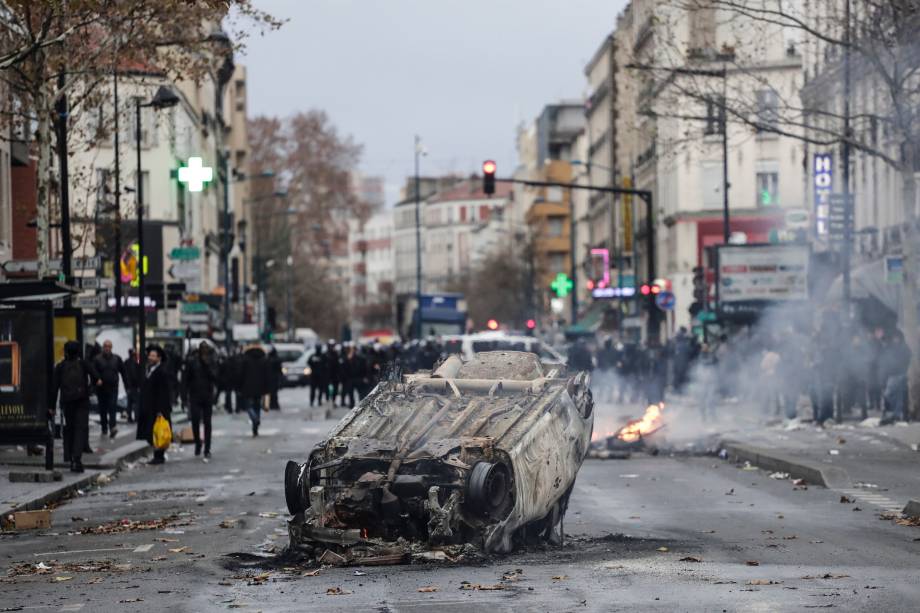 Carro fica destruído nos arredores do liceu Jean-Pierre Timbaud depois de ser incendiado por estudantes que protestavam contra as reformas do governo francês no norte de Aubervilliers, subúrbio de Paris - 03/12/2018