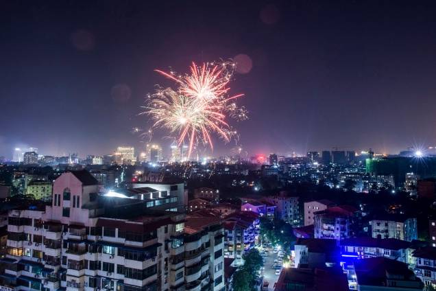 Fogos de artifício explodem sobre a cidade durante as celebrações do Ano Novo em Yangon, Mianmar - 01/01/2019 Fogos de artifício explodem sobre a cidade durante as celebrações do Ano Novo em Yangon, Mianmar - 01/01/2019
