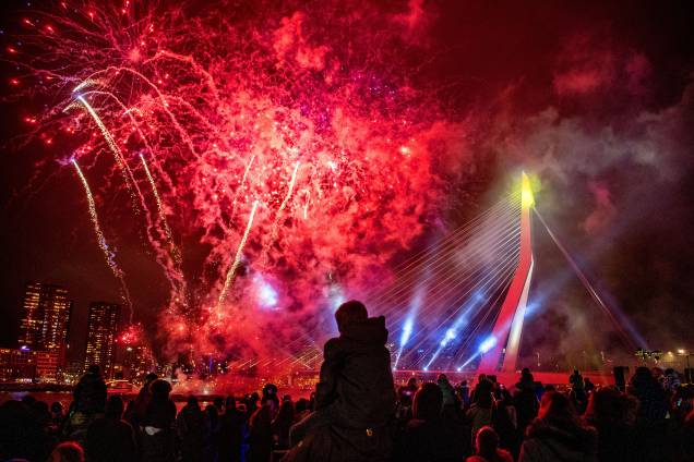 Pessoas assistem ao show de fogos de artifício perto da ponte Erasmus, em Roterdã, na Holanda - 31/12/2018 Pessoas assistem ao show de fogos de artifício perto da ponte Erasmus, em Roterdã, na Holanda - 31/12/2018