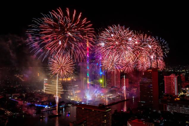 Fogos de artifício explodem sobre o rio Chao Phraya durante as celebrações do Ano Novo em Bangcoc, na Tailândia - 01/01/2018 Fogos de artifício explodem sobre o rio Chao Phraya durante as celebrações do Ano Novo em Bangcoc, na Tailândia - 01/01/2018