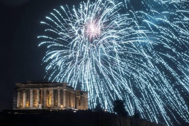 Fogos de artifício explodem sobre o antigo templo do Partenon, no topo da colina da Acrópole, durante as celebrações do Dia de Ano Novo em Atenas, Grécia - 01/01/2019 Fogos de artifício explodem sobre o antigo templo do Partenon, no topo da colina da Acrópole, durante as celebrações do Dia de Ano Novo em Atenas, Grécia - 01/01/2019