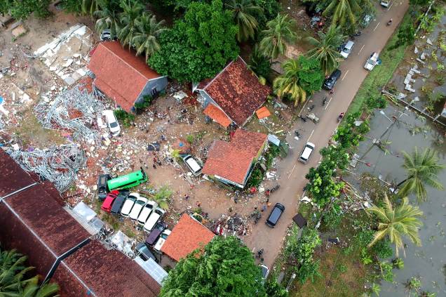 A fotografia aérea mostra a destruição do tsunami em uma das residências na praia de Carita, na Indonésia - 23/12/2018 A fotografia aérea mostra a destruição do tsunami em uma das residências na praia de Carita, na Indonésia - 23/12/2018