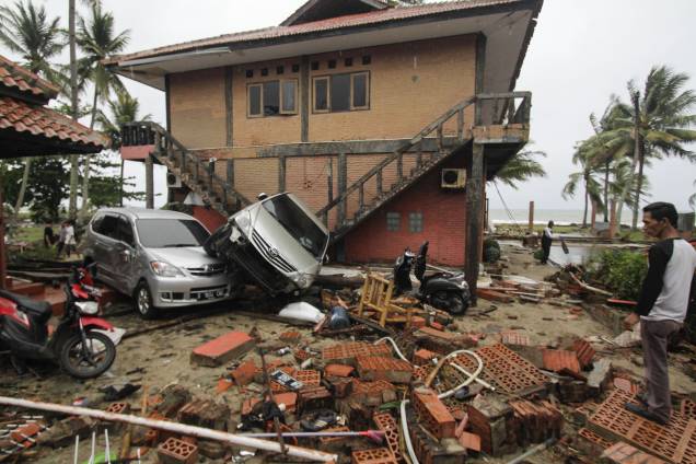 Casas e veículos são danificados pela onda do tsunami que atingiu as Regências de Pandeglang, Serang, South Lampung e Tanggamus, em Banten, na Indonésia - 23/12/2018 Casas e veículos são danificados pela onda do tsunami que atingiu as Regências de Pandeglang, Serang, South Lampung e Tanggamus, em Banten, na Indonésia - 23/12/2018