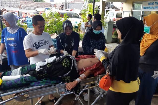 Morador ferido é tratado em um centro de saúde em Pandeglang, na província de Banten, na Indonésia - 23/12/2018 Morador ferido é tratado em um centro de saúde em Pandeglang, na província de Banten, na Indonésia - 23/12/2018