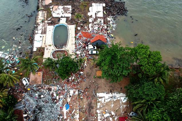 A fotografia aérea mostra a destruição do tsunami em uma das residências na praia de Carita, na Indonésia - 23/12/2018 A fotografia aérea mostra a destruição do tsunami em uma das residências na praia de Carita, na Indonésia - 23/12/2018