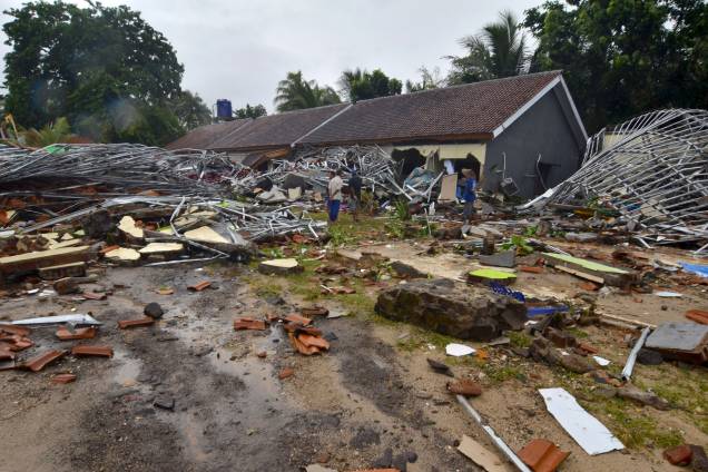 Moradores inspecionam suas casas danificadas em Carita, na Indonésia, depois que a área foi atingida por um tsunami seguido de erupção do vulcão Anak Krakatoa - 23/12/2018 Moradores inspecionam suas casas danificadas em Carita, na Indonésia, depois que a área foi atingida por um tsunami seguido de erupção do vulcão Anak Krakatoa - 23/12/2018