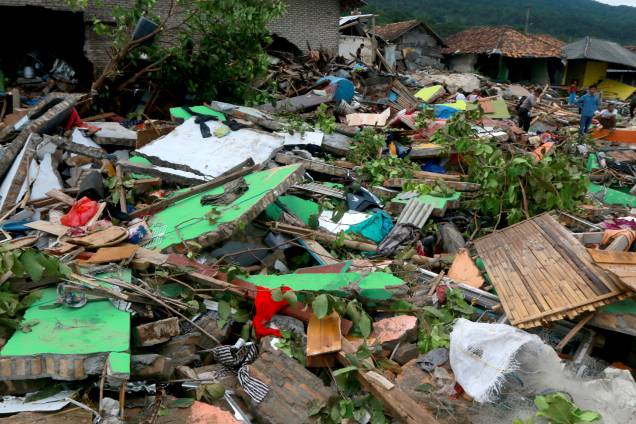 Destroços de casa são vistos em South Lampung, no sul de Sumatra, após a passagem do tsunami - 23/12/2018 Destroços de casa são vistos em South Lampung, no sul de Sumatra, após a passagem do tsunami - 23/12/2018