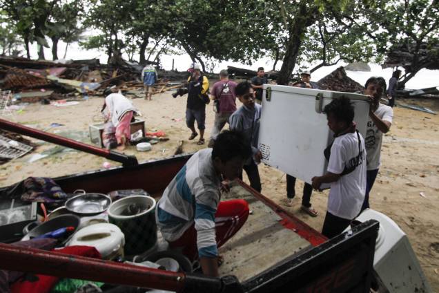 Moradores resgatam seus pertences após a onda do tsunami ter atingido as Regências de Pandeglang, Serang, South Lampung e Tanggamus, em Banten, na Indonésia - 23/12/2018 Moradores resgatam seus pertences após a onda do tsunami ter atingido as Regências de Pandeglang, Serang, South Lampung e Tanggamus, em Banten, na Indonésia - 23/12/2018