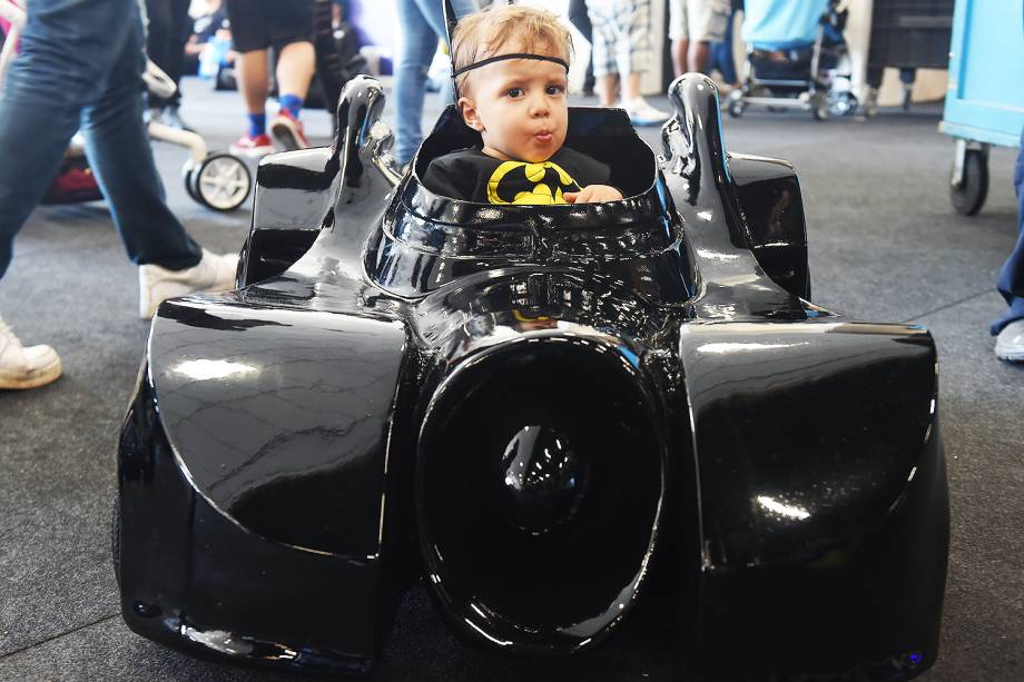 Cosplay infantil do personagem "Batman" é visto em réplica do Batmóvel durante o quarto dia da Comic Con Experience 2018, realizada na São Paulo Expo - 09/12/2018