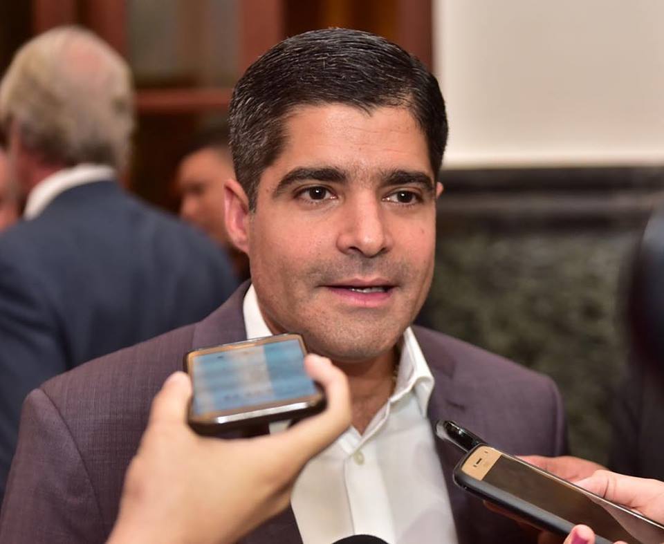 Temos que parar de dar importância ao filho de Bolsonaro, diz ACM Neto