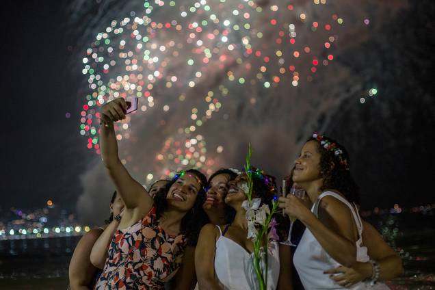 Mulheres tiram selfie com queima de fogos ao fundo durante celebrações de Ano Novo na praia de Copacabana, Rio de Janeiro - 01/01/2019 Mulheres tiram selfie com queima de fogos ao fundo durante celebrações de Ano Novo na praia de Copacabana, Rio de Janeiro - 01/01/2019