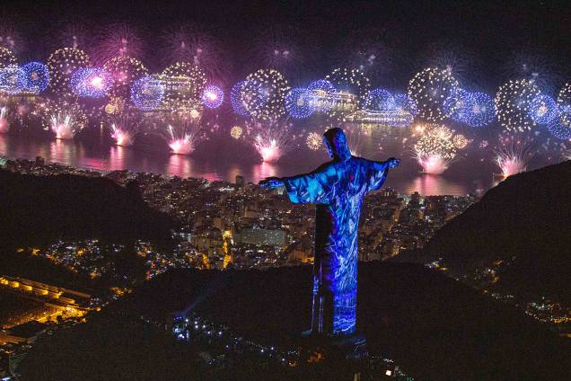 Vista do Cristo Redentor durante a queima de fogos em praia do Rio de Janeiro - 01/01/2019 Vista do Cristo Redentor durante a queima de fogos em praia do Rio de Janeiro - 01/01/2019