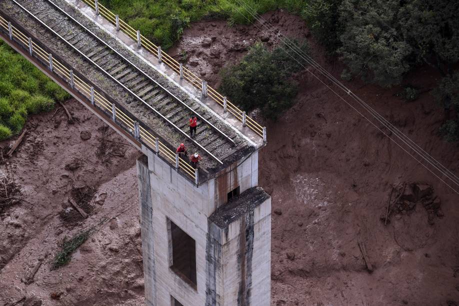 Trecho de uma ponte desmorona em decorrência das inundações provocadas pelo colapso de uma barragem da Vale perto de Brumadinho (MG) - 25/01/2019