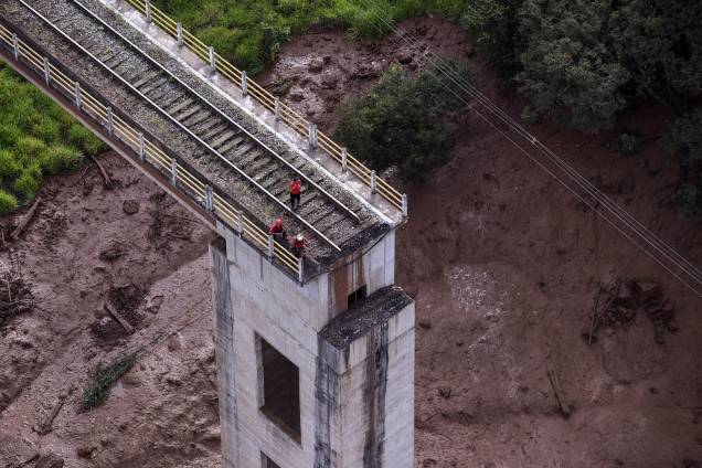 Trecho de uma ponte desmorona em decorrência das inundações provocadas pelo colapso de uma barragem da Vale perto de Brumadinho (MG) - 25/01/2019 Trecho de uma ponte desmorona em decorrência das inundações provocadas pelo colapso de uma barragem da Vale perto de Brumadinho (MG) - 25/01/2019