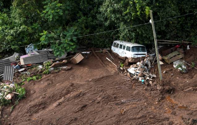 Veículo fica soterrado após rompimento de uma barragem da Vale em Brumadinho (MG) - 25/01/2019 Veículo fica soterrado após rompimento de uma barragem da Vale em Brumadinho (MG) - 25/01/2019