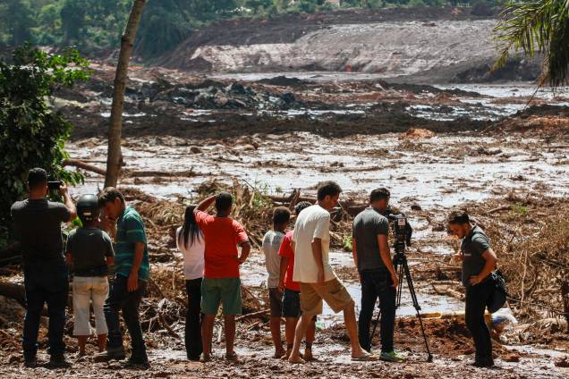 Pessoas observam o mar de lama após o rompimento de uma barragem na mina de ferro do Feijão, em Brumadinho (MG) - 25/01/2019 Pessoas observam o mar de lama após o rompimento de uma barragem na mina de ferro do Feijão, em Brumadinho (MG) - 25/01/2019
