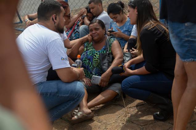 Pessoas choram enquanto esperam informações sobre seus familiares em frente ao Centro de Comando da Crise, organizado pelo governo do estado em Brumadinho (MG) - 26/01/2019 Pessoas choram enquanto esperam informações sobre seus familiares em frente ao Centro de Comando da Crise, organizado pelo governo do estado em Brumadinho (MG) - 26/01/2019