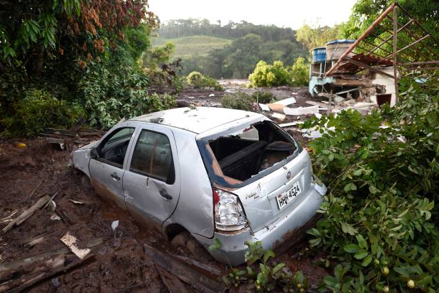 Carro fica destruído em meio à lama um dia depois do rompimento da barragem de uma mina de ferro pertencente da mineradora Vale, em Brumadinho - 26/01/2019 Carro fica destruído em meio à lama um dia depois do rompimento da barragem de uma mina de ferro pertencente da mineradora Vale, em Brumadinho - 26/01/2019