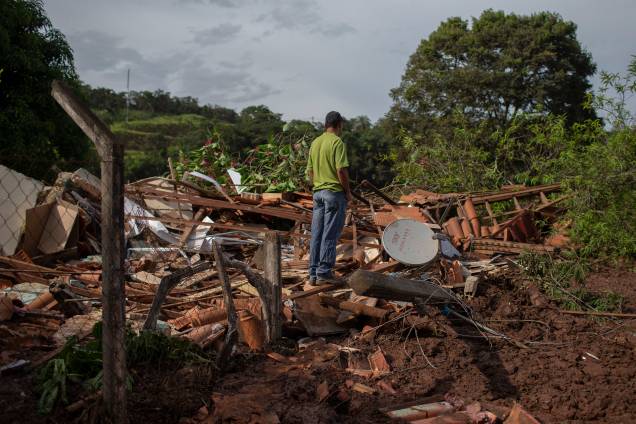 Homem caminha sobre os escombros de uma casa na comunidade do Parque da Cachoeira, um dia após o colapso de uma barragem pertencente à mineradora Vale perto da cidade de Brumadinho (MG) - 26/2019 Homem caminha sobre os escombros de uma casa na comunidade do Parque da Cachoeira, um dia após o colapso de uma barragem pertencente à mineradora Vale perto da cidade de Brumadinho (MG) - 26/2019